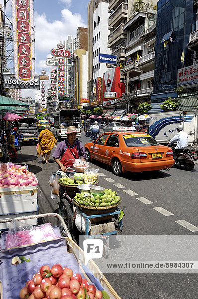 Chinatown Bezirk entlang der Yaowarat Road  Bangkok  Thailand  Südostasien