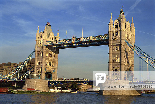 Aussenansicht der Tower Bridge über die Themse  London  England  Vereinigtes Königreich  Europa