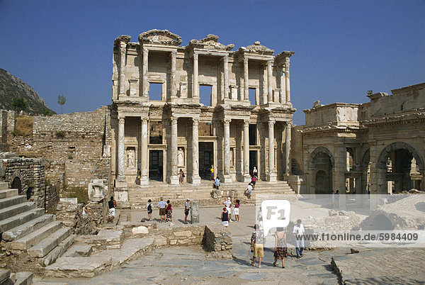 Tourists visiting the Roman Library of Celsus dating from between 110 and 135 AD  at the archaeological site of Ephesus  Anatolia  Turkey  Asia Minor  Eurasia
