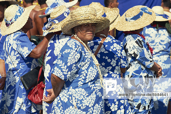 Porträt einer Gruppe von Frauen in blaue und weiße Kleider  tragen Strohhüte  in einer Parade am Tag der Unabhängigkeit in Apia auf Upolu  Western Samoa  Pazifische Inseln  Pazifik