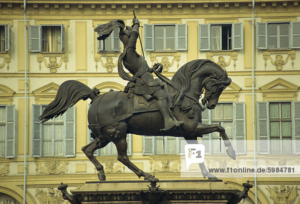 Statue von Emanuel Philibert von Savoyen auf dem Pferderücken in der Piazza San Carlo in der Stadt Turin  Piemont  Italien  Europa