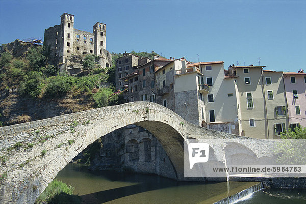 Der 15. Jahrhundert Dorias Burg und mittelalterliche Brücke über den Fluss Nervia  bei Dolceacqua  in Ligurien  Italien  Europa