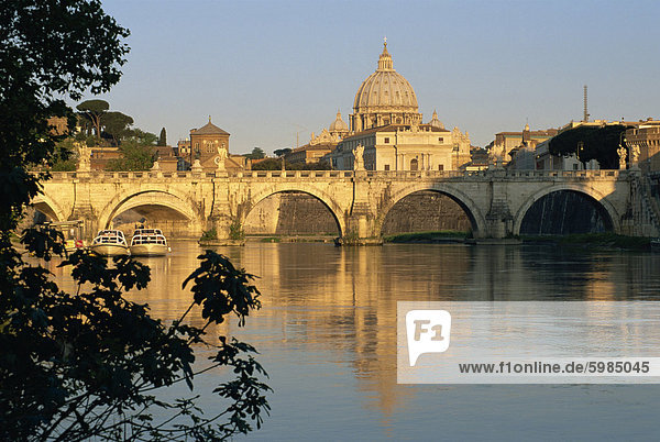 Fluss Tiber und Ponte Sant ' Angelo  dem Petersdom und dem Vatikan darüber hinaus  Rom  Latium  Italien  Europa