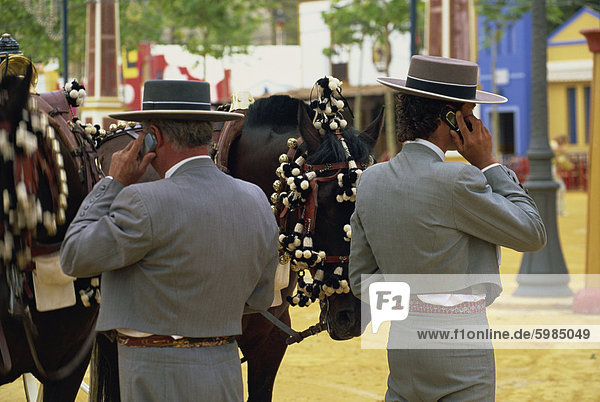 Männer in traditioneller Kleidung die Benutzung von Mobiltelefonen Feria del Caballo (Horse Fair) Jerez De La Frontera Cadiz-Bereich Andalusien (Andalusien) Spanien Europa