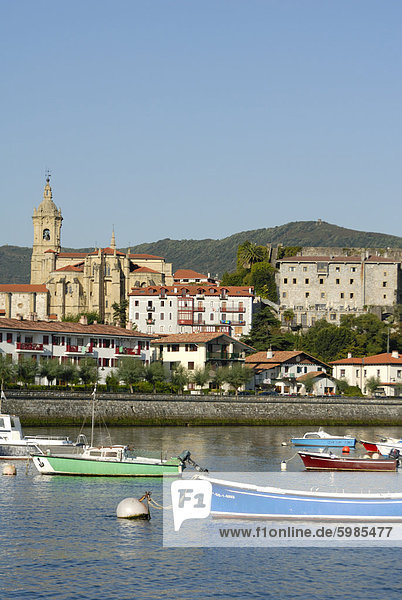 Hafen und Ansicht ummauerten der alten Stadt und Kirche Santa Maria De La Asunción  Hondarribia  baskische Land  Baskenland  Spanien  Europa