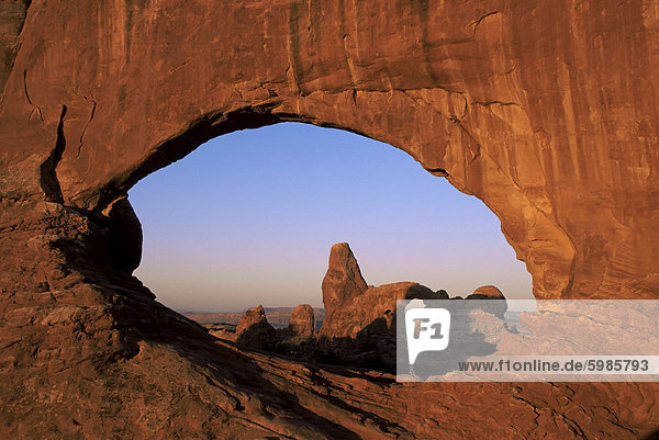 Sunrise  Turret Arch gesehen durch North Window  Arches Nationalpark  Utah  Vereinigte Staaten von Amerika  Nordamerika