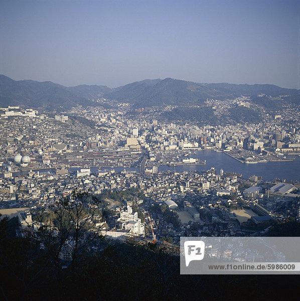 Luftaufnahme über Nagasaki Hafen  von Mount Inasa-Yama  einen Aussichtspunkt 332 m  Nagasaki  Insel Kyushu  Japan  Asien
