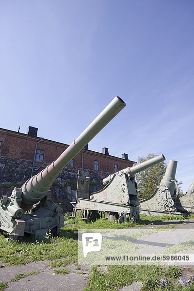Russische 152 und 35-mm-Kanonen  Festung Suomenlinna Meer  UNESCO Weltkulturerbe  Finnland  Skandinavien  Europa