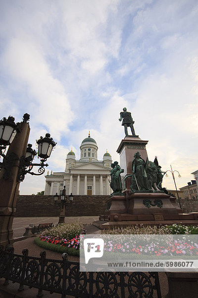 Alexander II.-Statue und Lutherische Kathedrale in Senatsplatz  Helsinki  Finnland  Skandinavien  Europa