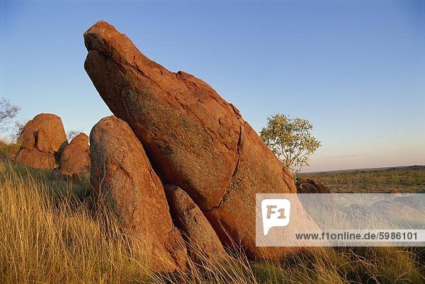 Des Teufels Pebbles  in der Nähe von Haufen von Granitfelsen der Stuart Highway  nördlich von Tennant Creek  Northern Territory  Australien  Pazifik
