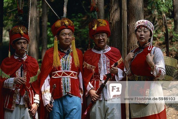 Menschen in traditioneller Kleidung bei spektakulären Waldpark Zhangjiajie  Wulingyuan Scenic Area  Hunan  China  Asien