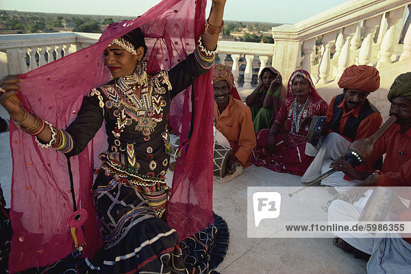 Traditional Kalbalia dance troupe  Rajasthan state  India  Asia