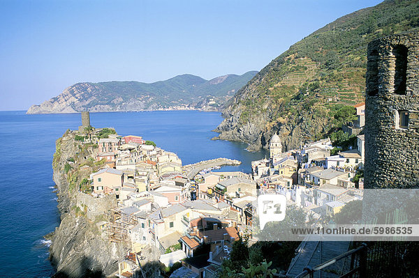 Dorf von Vernazza  von der Osten  Cinque Terre  UNESCO World Heritage Site  Ligurien  Italien  Europa
