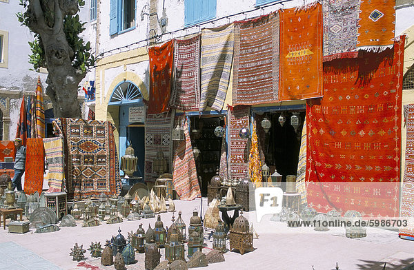 Teppiche und Metallerzeugnisse für Verkauf  Essaouira  Marokko  Nordafrika  Afrika