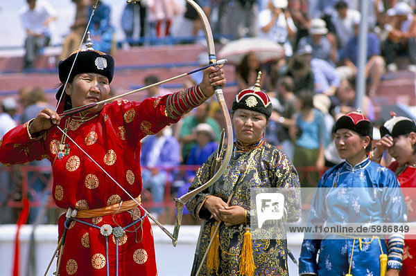 Bogenschießen-Contest  Naadam Festival  Oulaan Bator (Ulan Bator)  Mongolei  Zentralasien  Asien