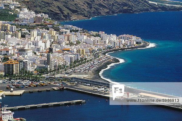 Luftbild von Santa Cruz De La Palma und den Hafen  Santa Cruz De La Palma  La Palma  Kanarische Inseln  Spanien  Atlantik  Europa