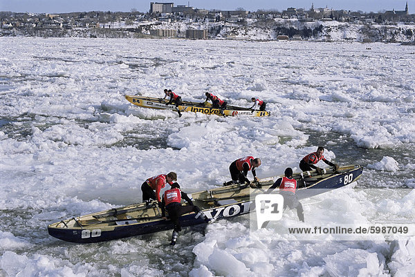 Eis-Kanu-Rennen auf dem St. Lawrence River während der Winter-Karneval  Quebec  Kanada  Nordamerika