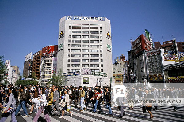 Pendler überqueren Straße Tokio Japan Asien