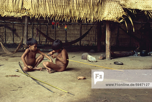 Yanomami indische Kinder machen Pfeile  Brasilien  Südamerika
