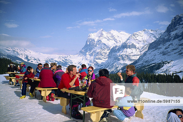 Menschen machen Sie eine Pause vom Skifahren in der oberen Leiste Berg  Wengen  Berner Oberland  Schweiz  Europa