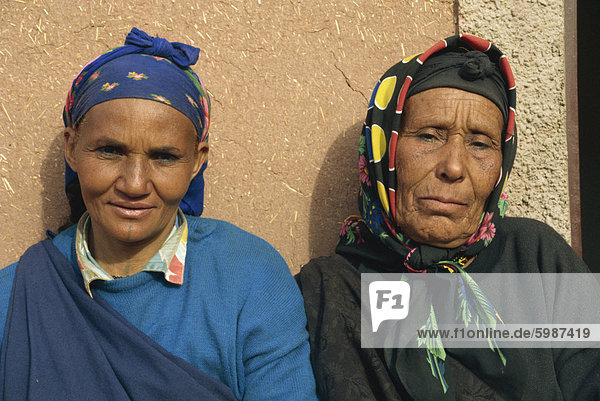 Zwei Berberfrauen  Dades-Tal  Marokko  Nordafrika  Afrika