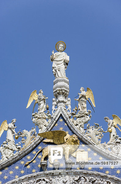 St. Mark und Engel auf der Fassade der Basilica di San Marco (Markusplatz)  Saint Mark's Square  Venedig  UNESCO World Heritage Site  Veneto  Italien  Europa