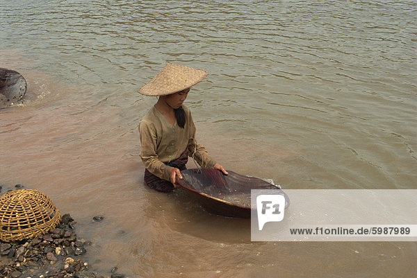 Gold-panning in der Mekong-Fluss  Laos  Indochina  Südostasien  Asien