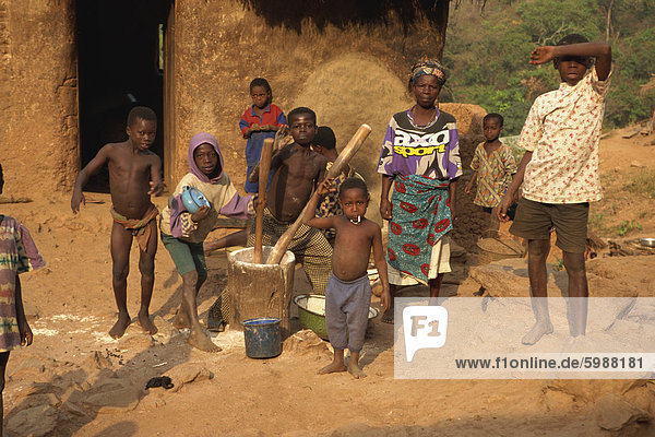 Kinder schlagen  Korn  Shiare Dorf  Ost-Bereich  Ghana  Westafrika  Afrika