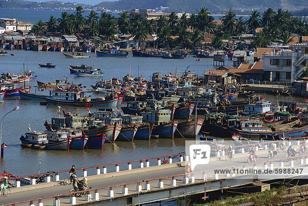Angeln  Flotte und Xam Bang Brücke  Nha Trang  Vietnam  Indochina  Südostasien  Asien