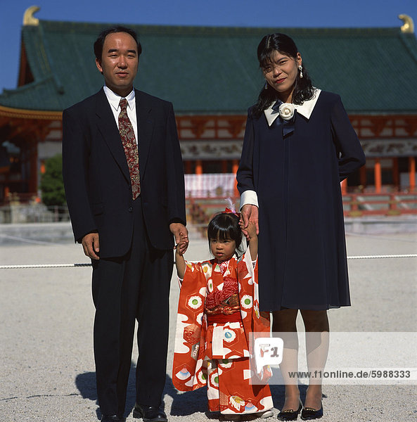 Mädchen und Eltern an Shichi-Go-San (3-5-7) Festival Heian-Jingu Schrein Kyoto Kansai Japan Asien