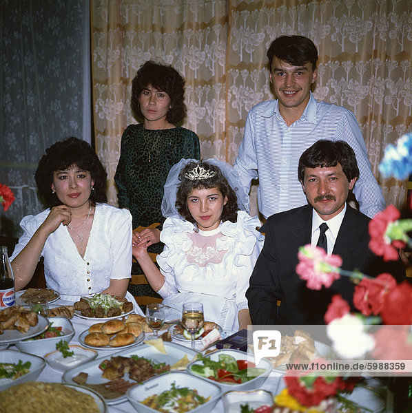Usbekisch-Braut und Bräutigam auf Hochzeit  Samarkand  Usbekistan  Zentralasien  Asien