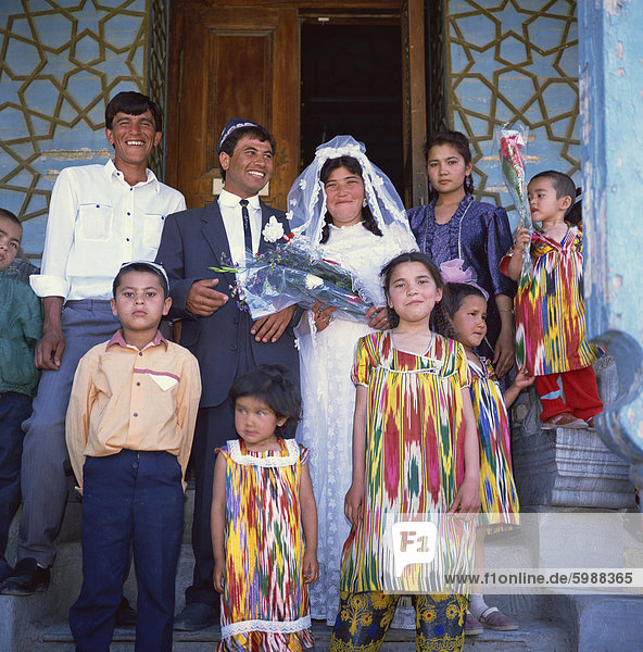 Usbekische Hochzeitsgesellschaft  Sitorai Mohi Hossa (Sommerpalast)  Bukhara  Uzbekistan  Zentral-Asien  Asien