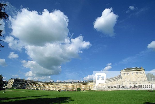 Die Royal Crescent  entworfen von John Wood der jüngere  georgianische Architektur  UNESCO Weltkulturerbe  Bad  Avon  England  Vereinigtes Königreich  Europa