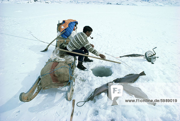 Inuit man Angeln für Heilbutt  östlichen Bereich  Grönland  Polarregionen