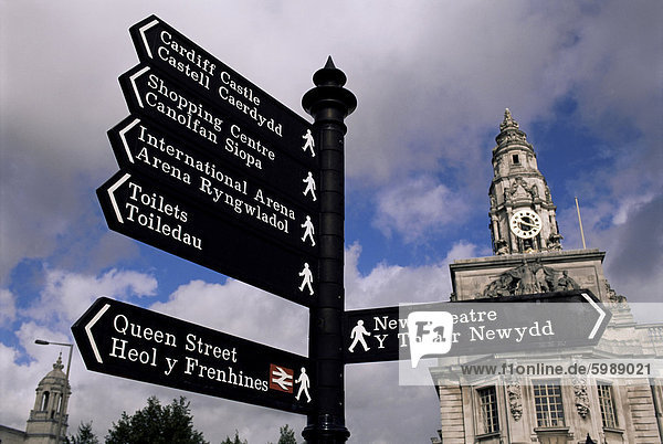 Straßenschild  von Cardiff  Glamorgan  Wales  Vereinigtes Königreich  Europa