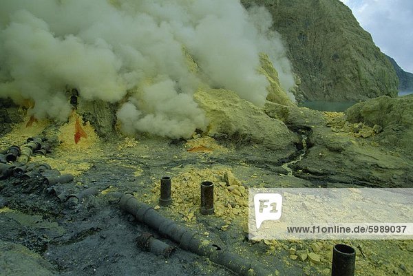 Schwefel-Rauch aus Fumarolen im Krater Gunung Ijen Vulkan  Java  Indonesien  Südostasien  Asien