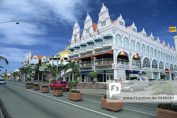 Modernes Einkaufszentrum im niederländischen Kolonialstil  Oranjestad  Aruba  Westindische Inseln  Karibik  Mittelamerika