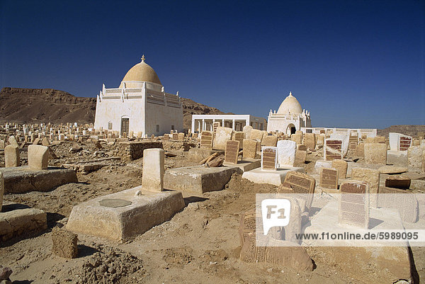 Alte Gräber und Gräber auf dem Friedhof Einat nahe Tarim  Wadi Hadramaut  Jemen  Nahost