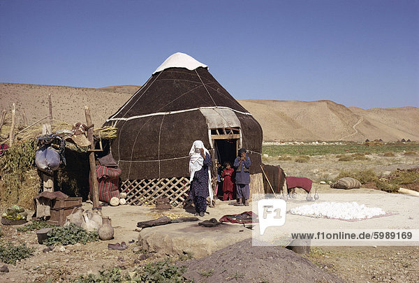 Usbekische Familie außerhalb Jurte  in der Nähe von Maimana  Afghanistan  Asien