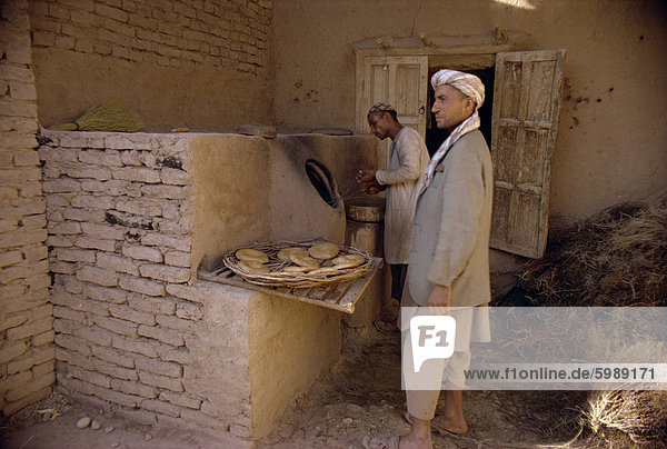 Männer in der Bäckerei am Tashkurgan Afghanistan  Asien
