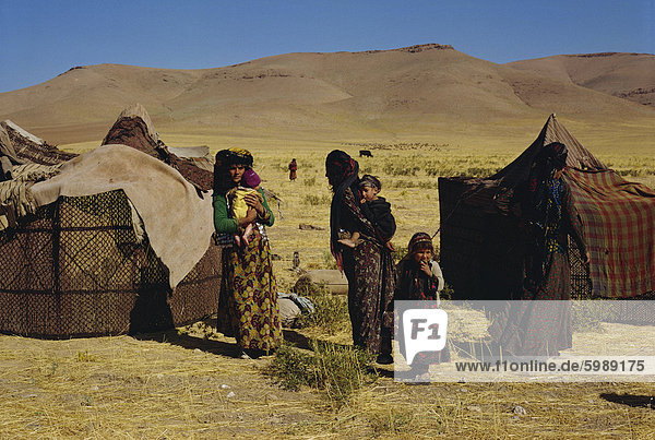 Kurdische Familie Gruppe außerhalb der Zelte  Kermanschah  Iran  Naher Osten