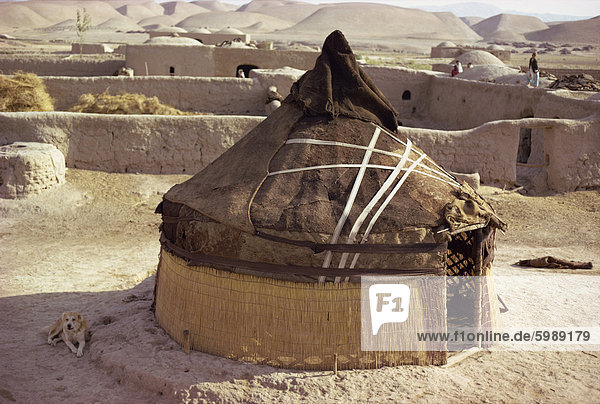 Zelt oder Jurten der Nomaden aufgeschlagen in niedrigen Wänden bei Murghaz in Nord-Afghanistan  Asien