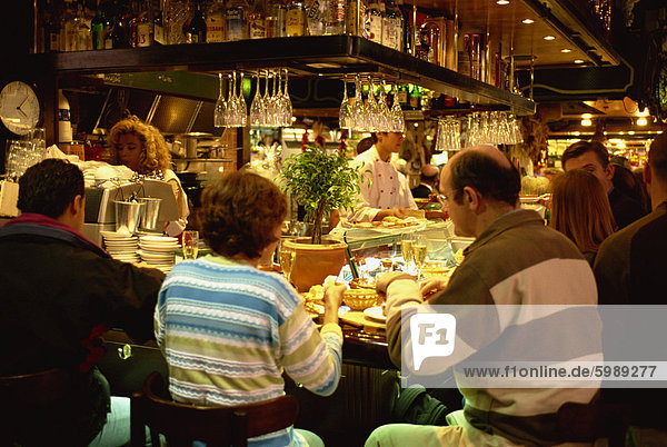 Essen in einem Café in der Boqueria-Markt  La Rambla  Barcelona  Catalona  Spanien  Europa