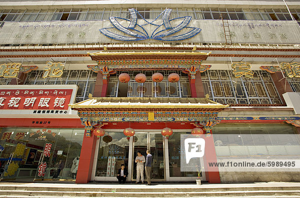 Moderne Geschäfte säumen die Yutok Lam eine Straße verbinden den Jokhang-Tempel mit dem Potala-Platz  Lhasa  Tibet  China  Asien