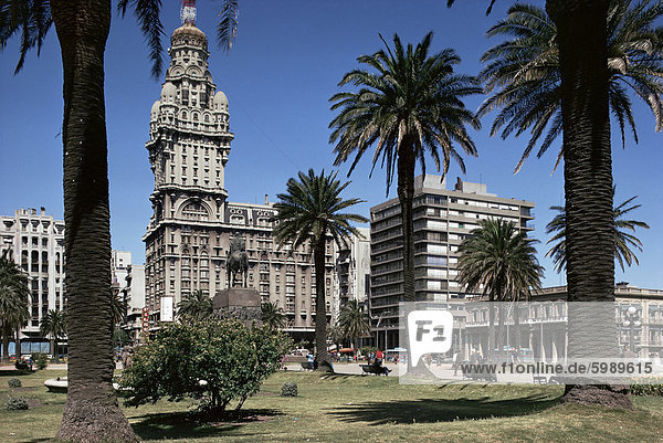 Statue von Artigas  Plaza Independecia zwischen Altstadt und Neustadt  Montevideo  Uruguay  Südamerika