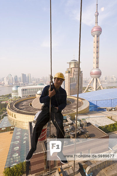 Fensterreinigung Shanghai-Art unter den modernen Wolkenkratzern und Neubau in der Lujiazui finanziellen Bezirk von Pudong  Shanghai  China  Asien