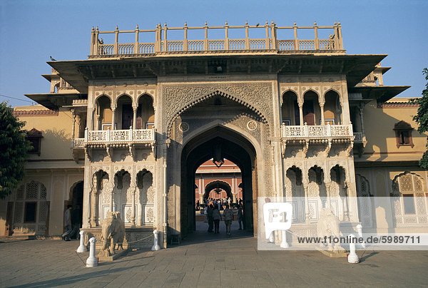 Rajendra Pol  Gateway zwischen Höfen der Stadtpalast  Jaipur  Rajasthan Indien  Asien