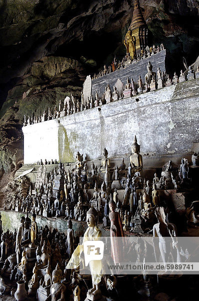 Die Pak Ou Höhlen  eine bekannte buddhistische Stätte und Wallfahrtsort  25 km von Luang Prabang  Laos  Indochina  Südostasien  Asien