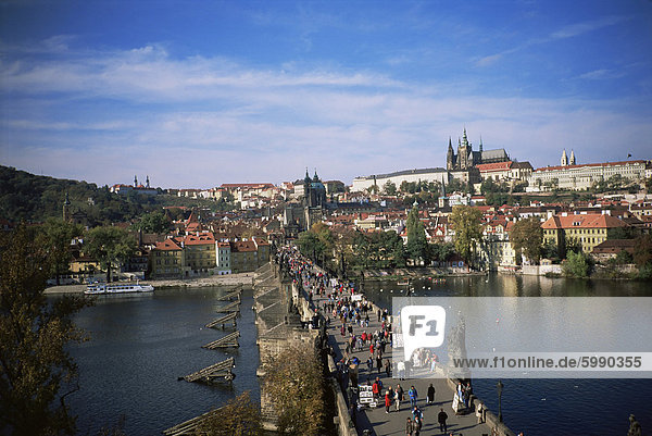Karlsbrücke über die Moldau und City Skyline  Prag  Tschechische Republik  Europa