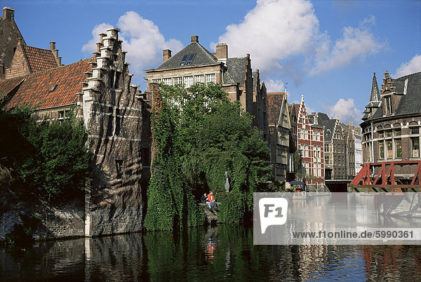 Satteldach Gebäude mit verzerrten Fassade aus Ziegeln  neben Alter Kanal  nördlich von Zentrum von Gent  Flandern  Belgien  Europa